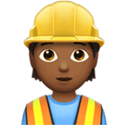 👷🏾 Emoji Trabalhador De Construção Civil: Pele Morena Escura na Apple iOS 17.4.