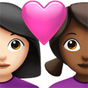 👩🏻‍❤️‍👩🏾 Emoji Casal Apaixonado - Mulher: Pele Clara, Mulher: Pele Morena Escura na Apple iOS 17.4.