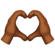 🫶🏾 Emoji Mãos De Coração: Pele Morena Escura na Apple iOS 17.4.
