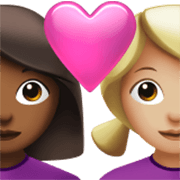 👩🏾‍❤️‍👩🏼 Emoji Casal Apaixonado - Mulher: Pele Morena Escura, Mulher: Pele Morena Clara na Apple iOS 17.4.