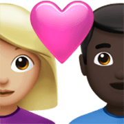 👩🏼‍❤️‍👨🏿 Emoji Liebespaar - Frau: mittelhelle Hautfarbe, Mann: dunkle Hautfarbe Apple iOS 17.4.