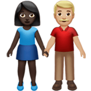 👩🏿‍🤝‍👨🏼 Emoji Homem E Mulher De Mãos Dadas: Pele Escura E Pele Morena Clara na Apple iOS 17.4.