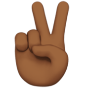 ✌🏾 Emoji Mão Em V De Vitória: Pele Morena Escura na Apple iOS 17.4.