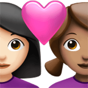 Emoji 👩🏻‍❤️‍👩🏽 Coppia Con Cuore - Donna: Carnagione Chiara, Donna: Carnagione Abbastanza Chiara su Apple iOS 17.4.