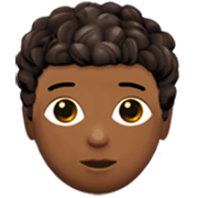 🧑🏾‍🦱 Emoji Erwachsener: mitteldunkle Hautfarbe, lockiges Haar Apple iOS 17.4.