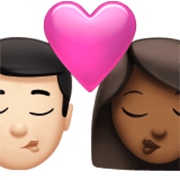 👨🏻‍❤️‍💋‍👩🏾 Emoji sich küssendes Paar - Mann: helle Hautfarbe, Frau: mitteldunkle Hautfarbe Apple iOS 17.4.