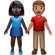 Emoji 👩🏿‍🤝‍👨🏽 Uomo E Donna Che Si Tengono Per Mano: Carnagione Scura E Carnagione Olivastra su Apple iOS 17.4.