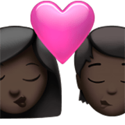 👩🏿‍❤️‍💋‍🧑🏿 Emoji sich küssendes Paar: Frau, Person, dunkle Hautfarbe Apple iOS 17.4.