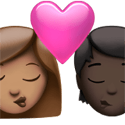 👩🏽‍❤️‍💋‍🧑🏿 Emoji sich küssendes Paar: Frau, Person, mittlere Hautfarbe, dunkle Hautfarbe Apple iOS 17.4.