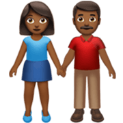 👫🏾 Emoji Mann und Frau halten Hände: mitteldunkle Hautfarbe Apple iOS 17.4.
