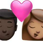 👨🏿‍❤️‍💋‍👩🏽 Emoji Beso - Hombre: Tono De Piel Oscuro, Mujer: Tono De Piel Medio en Apple iOS 17.4.