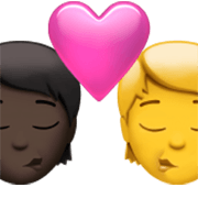 🧑🏿‍❤️‍💋‍🧑 Emoji sich küssendes Paar: Person, Person, dunkle Hautfarbe, Kein Hautton Apple iOS 17.4.