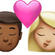 👨🏾‍❤️‍💋‍👩🏼 Emoji Beijo - Homem: Pele Morena Escura, Mulher: Pele Morena Clara na Apple iOS 17.4.