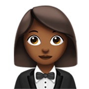🤵🏾‍♀️ Emoji Mujer Con Esmoquin: Tono De Piel Oscuro Medio en Apple iOS 17.4.