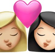 👩🏼‍❤️‍💋‍👩🏻 Emoji sich küssendes Paar - Frau: mittelhelle Hautfarbe, Frau: helle Hautfarbe Apple iOS 17.4.