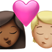 👩🏾‍❤️‍💋‍🧑🏼 Emoji Beso: Mujer, Persona, Tono De Piel Oscuro Medio, Tono De Piel Claro Medio en Apple iOS 17.4.