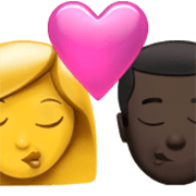 Emoji 👩‍❤️‍💋‍👨🏿 Bacio Tra Coppia - Donna, Uomo: Carnagione Scura su Apple iOS 17.4.