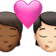🧑🏾‍❤️‍💋‍🧑🏻 Emoji sich küssendes Paar: Person, Person, mitteldunkle Hautfarbe, helle Hautfarbe Apple iOS 17.4.