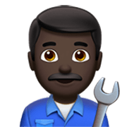 👨🏿‍🔧 Emoji Mechaniker: dunkle Hautfarbe Apple iOS 17.4.