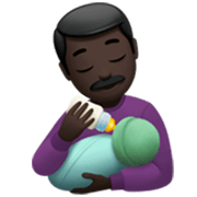 👨🏿‍🍼 Emoji Hombre Que Alimenta Al Bebé: Tono De Piel Oscuro en Apple iOS 17.4.