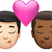 👨🏻‍❤️‍💋‍👨🏾 Emoji sich küssendes Paar - Mann: helle Hautfarbe, Mann: mitteldunkle Hautfarbe Apple iOS 17.4.
