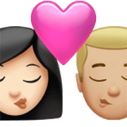 👩🏻‍❤️‍💋‍👨🏼 Emoji Beso - Mujer: Tono De Piel Claro, Hombre: Tono De Piel Claro Medio en Apple iOS 17.4.