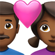 Casal Apaixonado - Homem: Pele Morena Escura, Mulher: Pele Morena Escura Apple iOS 17.4.