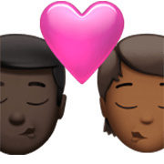 Emoji 👨🏿‍❤️‍💋‍🧑🏾 Bacio Tra Coppia: uomo, persona, Carnagione Scura, Carnagione Abbastanza Scura su Apple iOS 17.4.