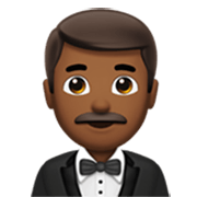 🤵🏾‍♂️ Emoji Hombre Con Esmoquin: Tono De Piel Oscuro Medio en Apple iOS 17.4.