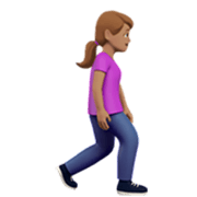 🚶🏽‍♀️‍➡️ Emoji Mujer Caminando Mirando Hacia La Derecha: Tono De Piel Medio en Apple iOS 17.4.