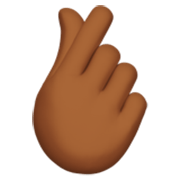 🫰🏾 Emoji Mano Con El Dedo Índice Y El Pulgar Cruzados: Tono De Piel Oscuro Medio en Apple iOS 17.4.