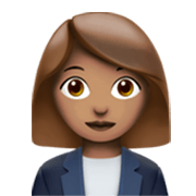 👩🏽‍💼 Emoji Oficinista Mujer: Tono De Piel Medio en Apple iOS 17.4.