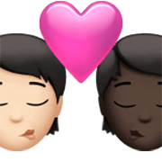 🧑🏻‍❤️‍💋‍🧑🏿 Emoji sich küssendes Paar: Person, Person, helle Hautfarbe, dunkle Hautfarbe Apple iOS 17.4.