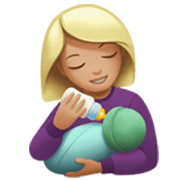 Émoji 👩🏼‍🍼 Femme Allaitant Un Bébé : Peau Moyennement Claire sur Apple iOS 17.4.