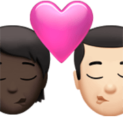 Emoji 🧑🏿‍❤️‍💋‍👨🏻 Bacio Tra Coppia: persona, uomo, Carnagione Scura, Carnagione Chiara su Apple iOS 17.4.