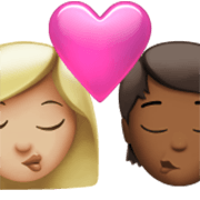 👩🏼‍❤️‍💋‍🧑🏾 Emoji Beijo: Mulher, Pessoa, Pele Morena Clara, Pele Morena Escura na Apple iOS 17.4.