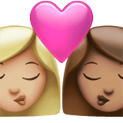 👩🏼‍❤️‍💋‍👩🏽 Emoji Beijo - Mulher: Pele Morena Clara, Mulher: Pele Morena na Apple iOS 17.4.