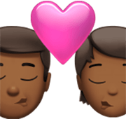 👨🏾‍❤️‍💋‍🧑🏾 Emoji Beijo: Homem, Pessoa, Pele Morena Escura na Apple iOS 17.4.