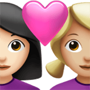 👩🏻‍❤️‍👩🏼 Emoji Casal Apaixonado - Mulher: Pele Clara, Mulher: Pele Morena Clara na Apple iOS 17.4.