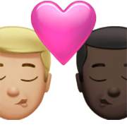 👨🏼‍❤️‍💋‍👨🏿 Emoji sich küssendes Paar - Mann: mittelhelle Hautfarbe, Mann: dunkle Hautfarbe Apple iOS 17.4.