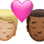 🧑🏼‍❤️‍💋‍👨🏾 Emoji sich küssendes Paar: Person, Mannn, mittelhelle Hautfarbe, mitteldunkle Hautfarbe Apple iOS 17.4.
