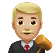 Emoji 👨🏼‍⚖️ Giudice Uomo: Carnagione Abbastanza Chiara su Apple iOS 17.4.