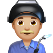 👨🏼‍🏭 Emoji Fabrikarbeiter: mittelhelle Hautfarbe Apple iOS 17.4.