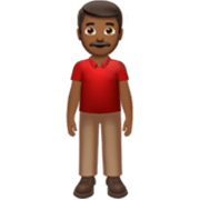 🧍🏾‍♂️ Emoji Homem Em Pé: Pele Morena Escura na Apple iOS 17.4.
