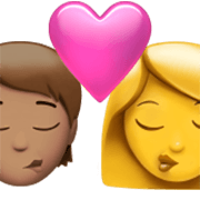 🧑🏽‍❤️‍💋‍👩 Emoji sich küssendes Paar: Person, Frau, mittlere Hautfarbe, Kein Hautton Apple iOS 17.4.