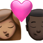 👩🏽‍❤️‍💋‍👨🏿 Emoji Beijo - Mulher: Pele Morena, Homem: Pele Escura na Apple iOS 17.4.