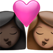 👩🏿‍❤️‍💋‍👩🏽 Emoji sich küssendes Paar - Frau: dunkle Hautfarbe, Frau: mittlere Hautfarbe Apple iOS 17.4.
