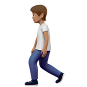 🚶🏽 Emoji Pessoa Andando: Pele Morena na Apple iOS 17.4.