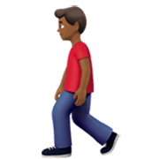🚶🏾‍♂️ Emoji Hombre Caminando: Tono De Piel Oscuro Medio en Apple iOS 17.4.