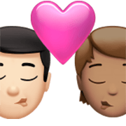 Emoji 👨🏻‍❤️‍💋‍🧑🏽 Bacio Tra Coppia: uomo, persona, Carnagione Chiara, Carnagione Olivastra su Apple iOS 17.4.